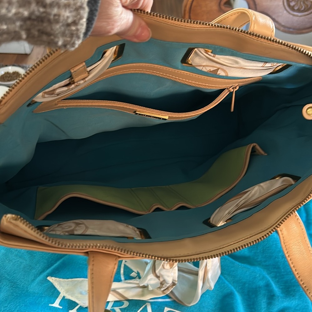 Parazul Stylish Green and Tan Women's Bag - Picture 3 of 4